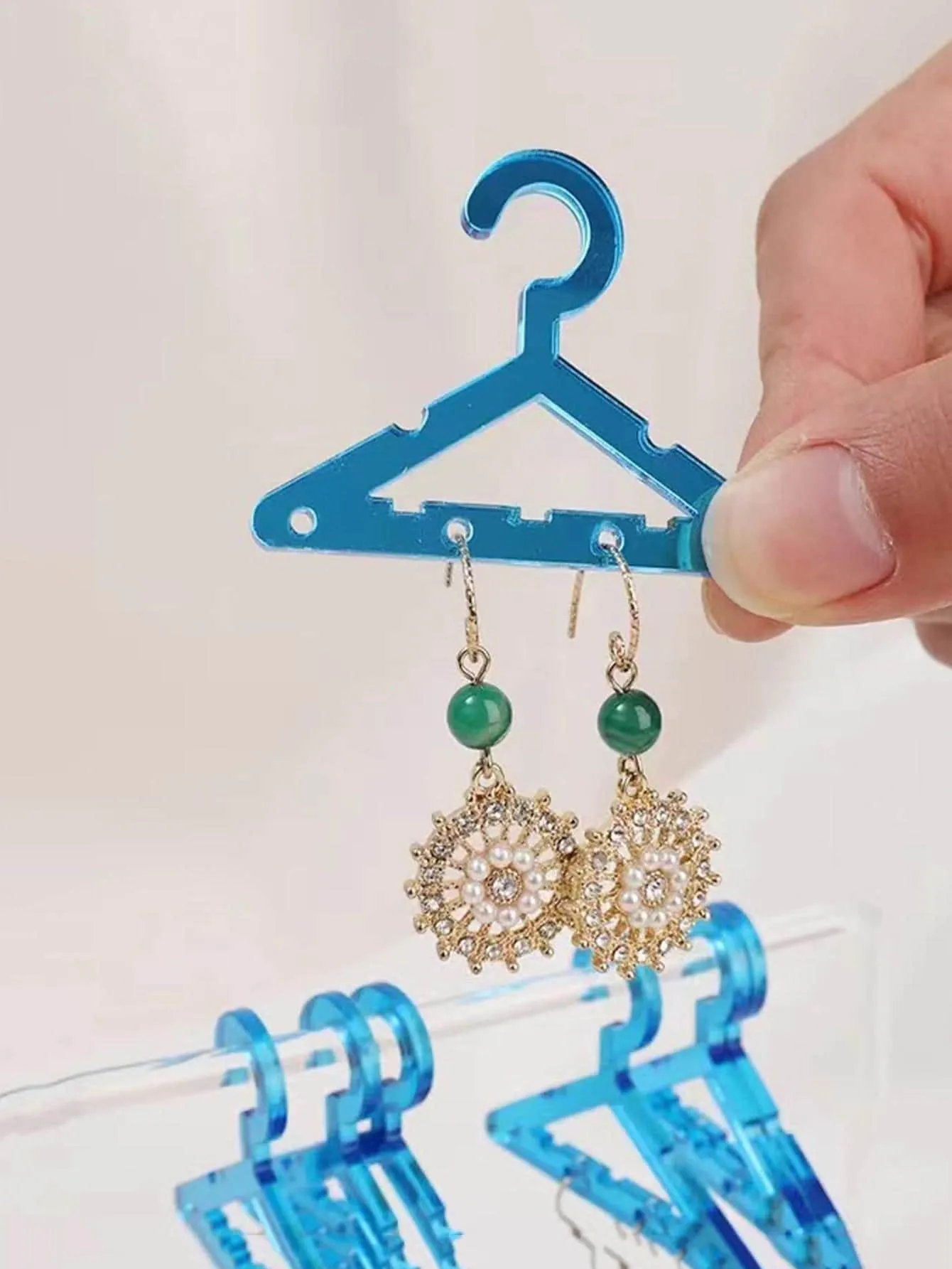 1pc Clear Clothes Hanger Design Jewelry Tower, Simple Plastic Earrings Storage Tower For Desk