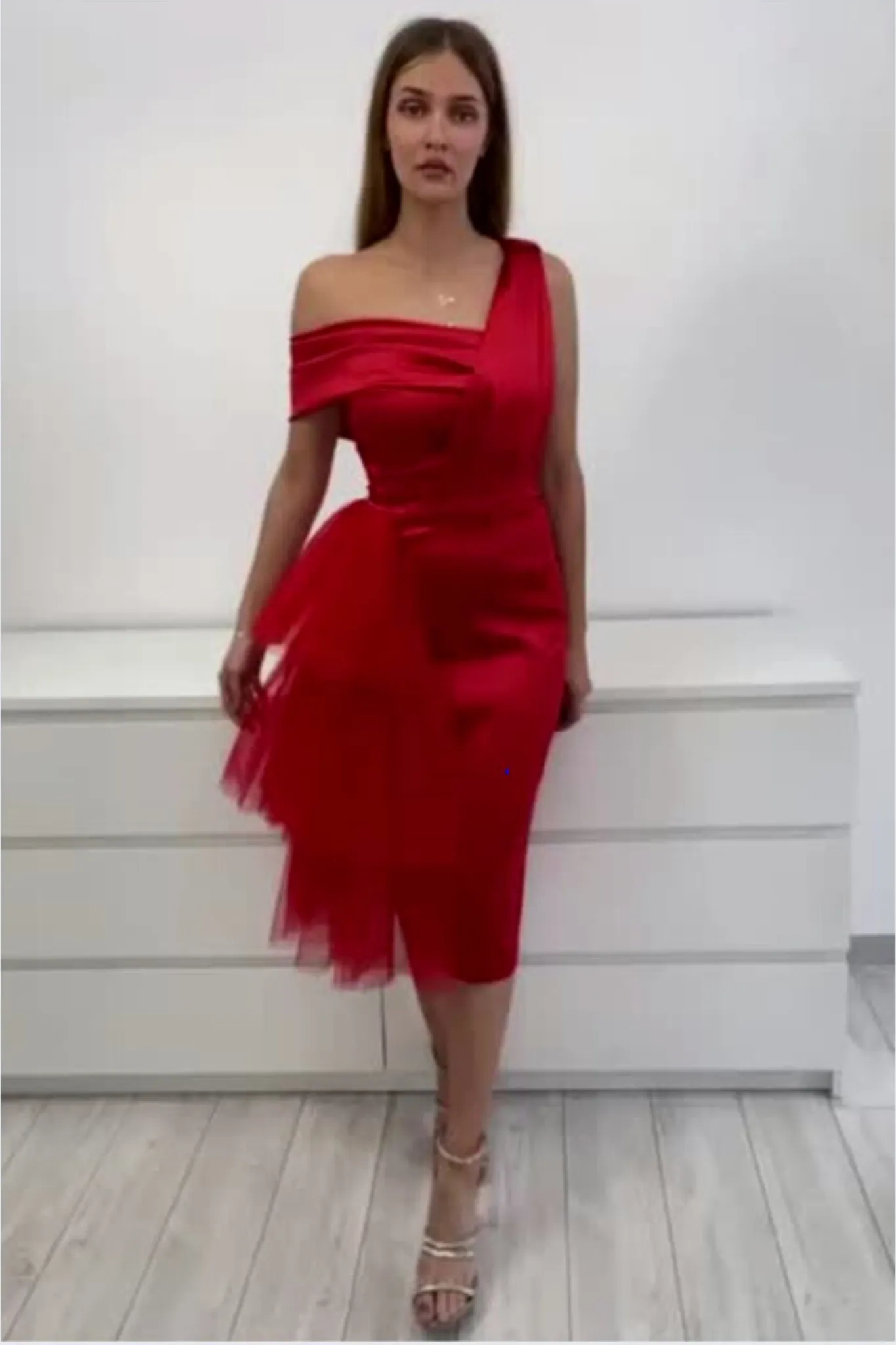 Abito aderente midi rosso in taffetà con scollo asimmetrico e volants latrale in tulle