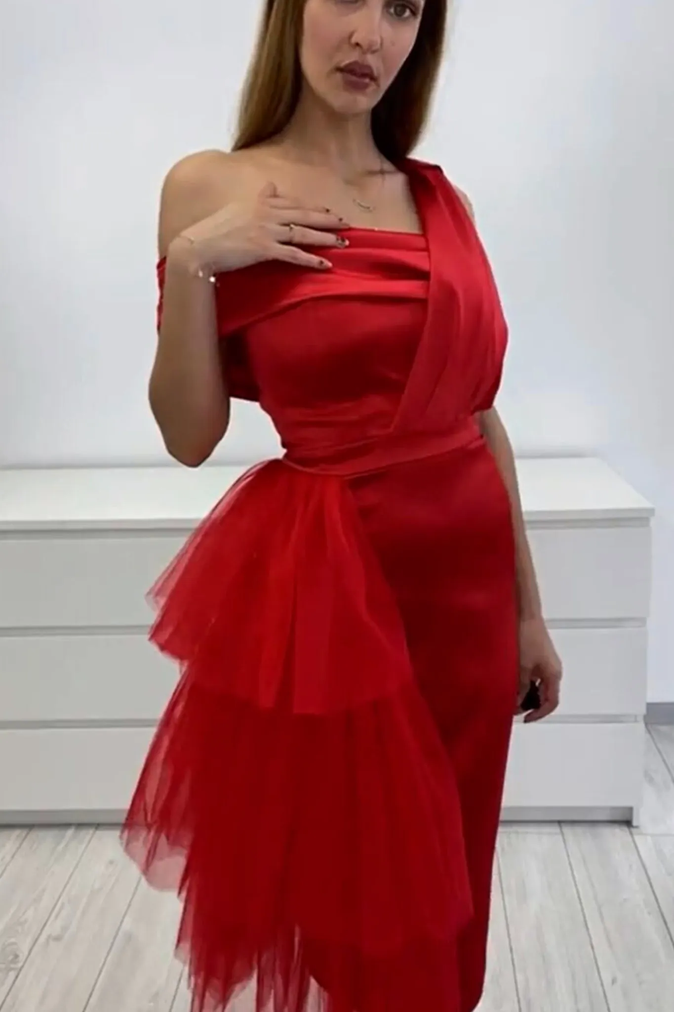 Abito aderente midi rosso in taffetà con scollo asimmetrico e volants latrale in tulle