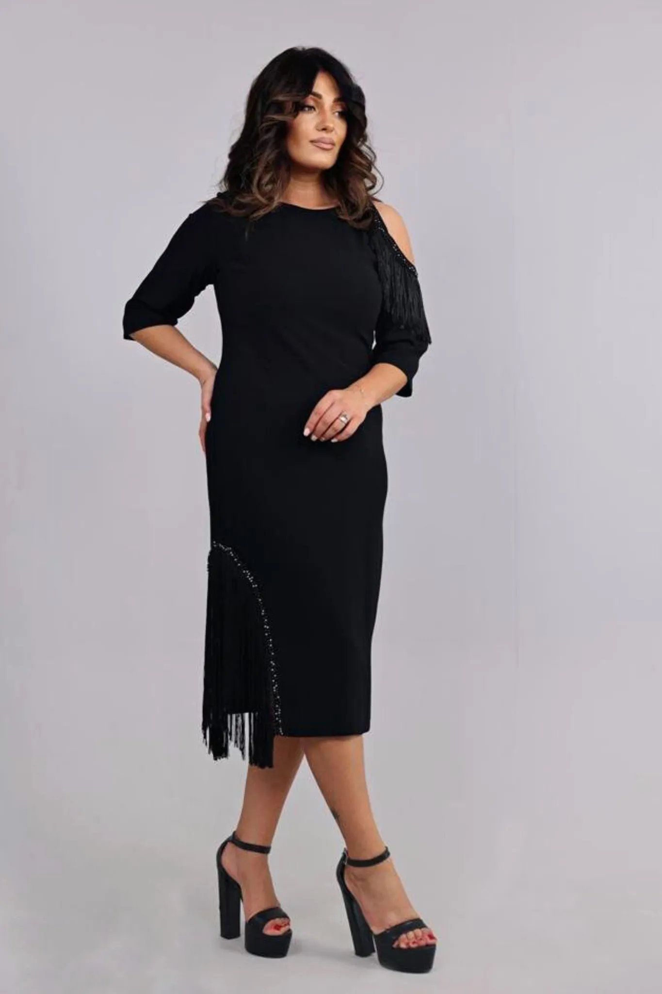 Abito curvy midi nero linea dritta accessoriato con frange e perline