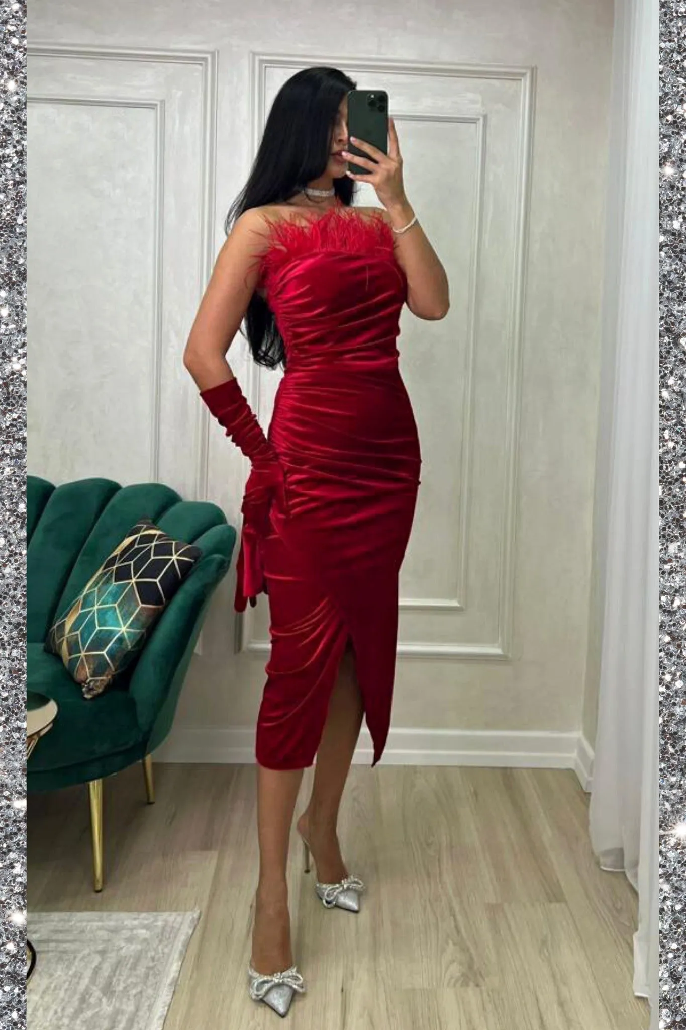 Abito elegante midi rosso in velluto con spacco laterale piume decorative e guanti lunghi