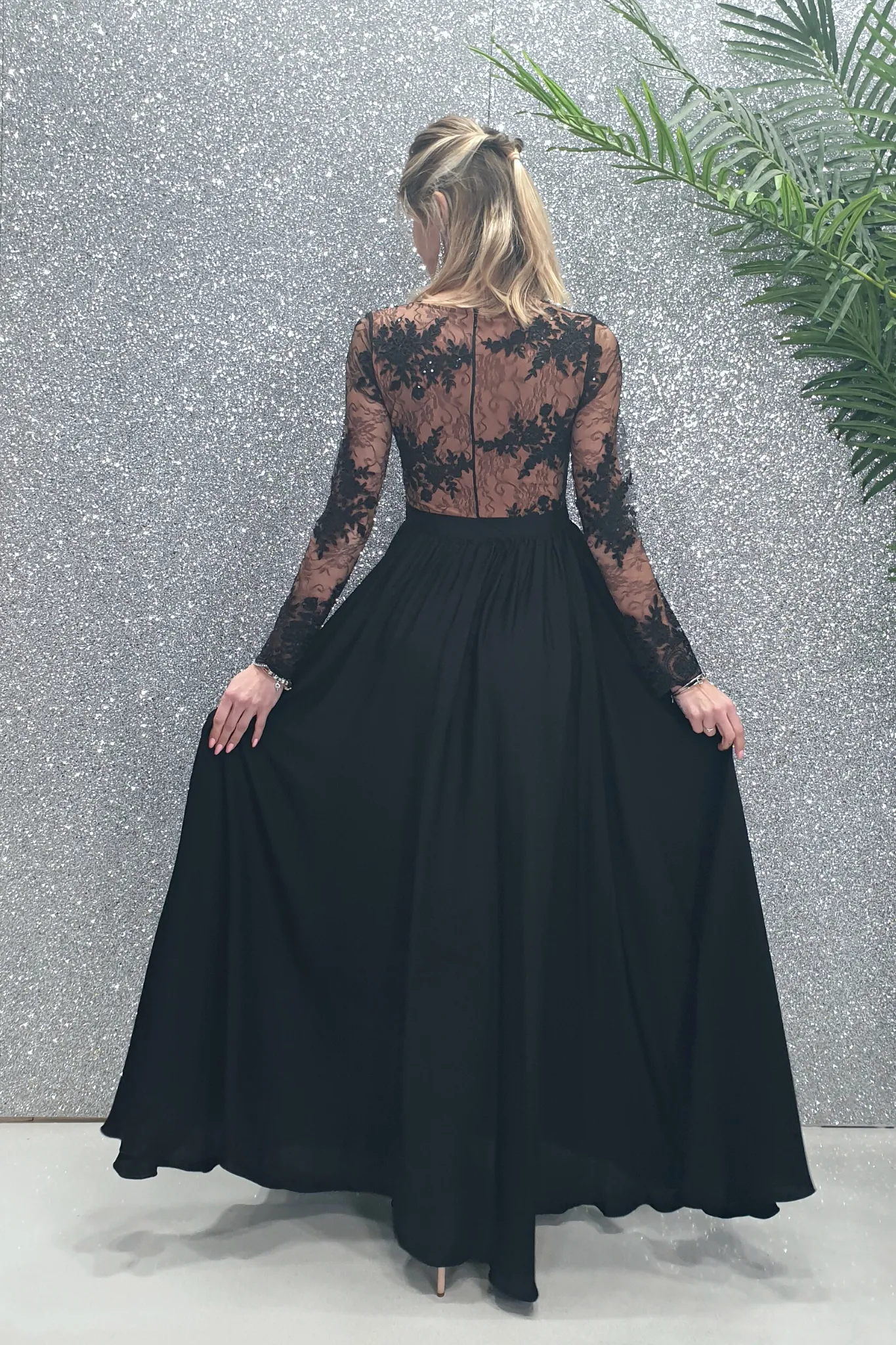 Abito lungo svasato nero con spacco laterale e corpetto sfondo beige in tulle ricamato