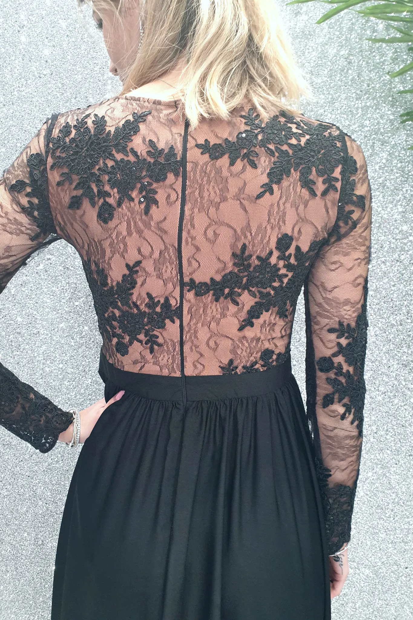 Abito lungo svasato nero con spacco laterale e corpetto sfondo beige in tulle ricamato