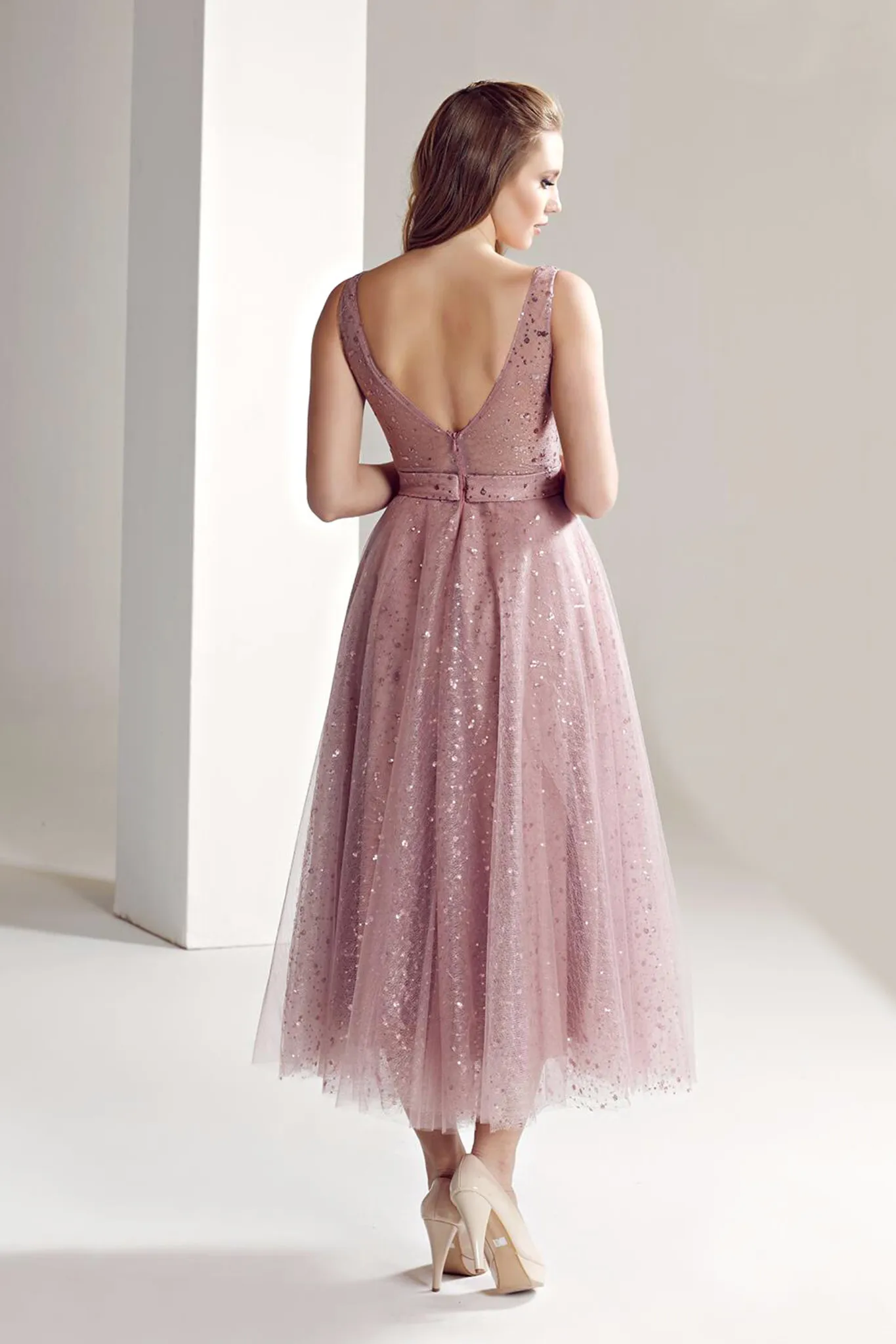 Abito svasato midi in tulle rosa con paillettes simile pois e cinturino