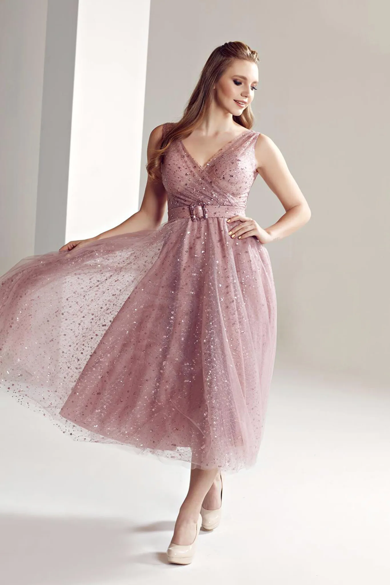 Abito svasato midi in tulle rosa con paillettes simile pois e cinturino