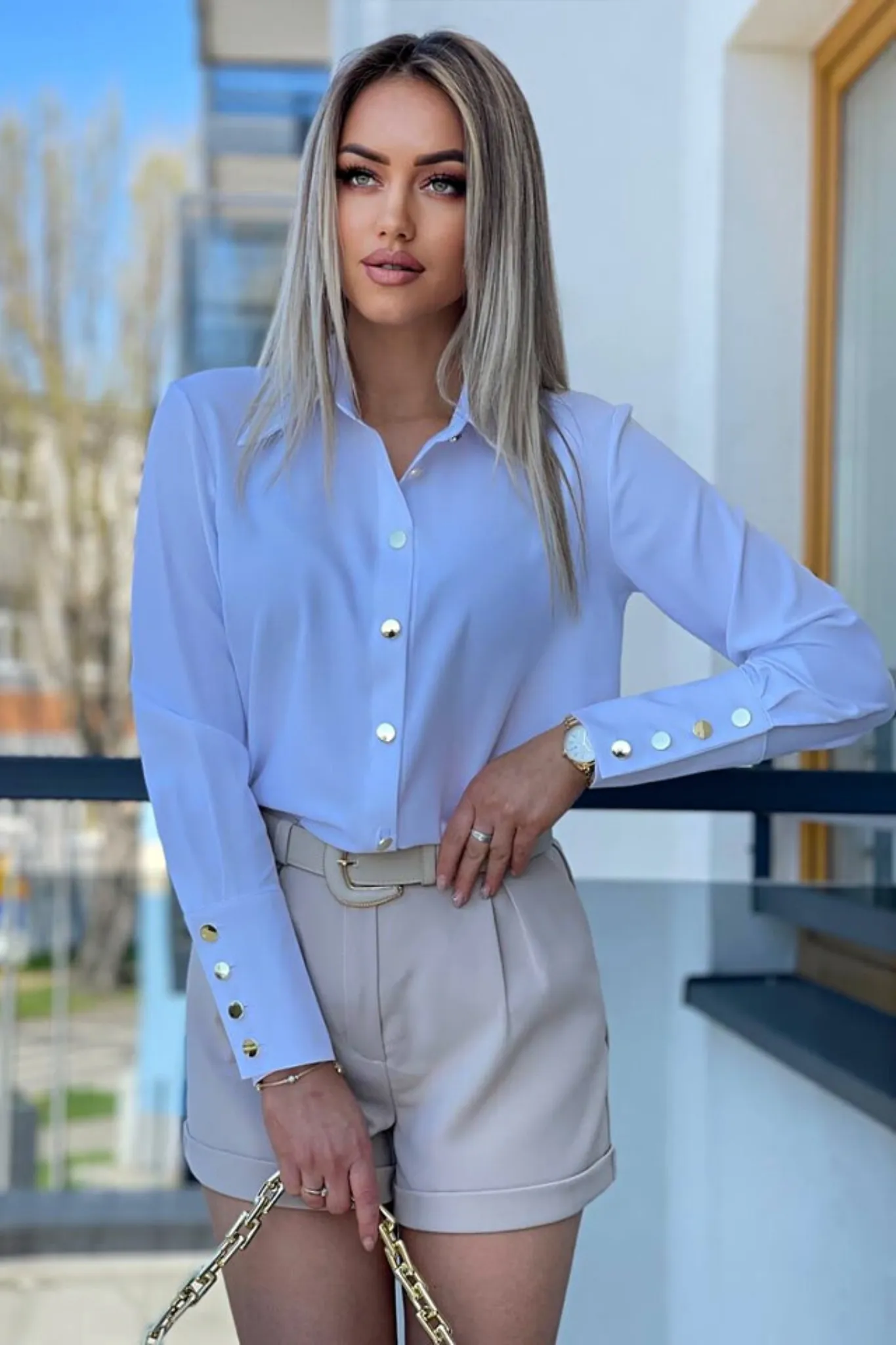 Camicia elegante bianca con polsini alti e bottoni dorati