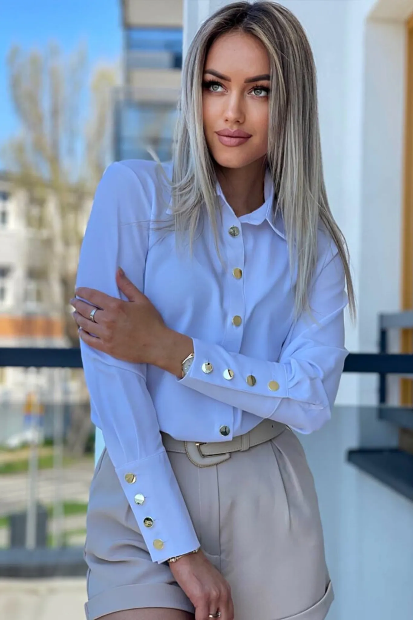 Camicia elegante bianca con polsini alti e bottoni dorati