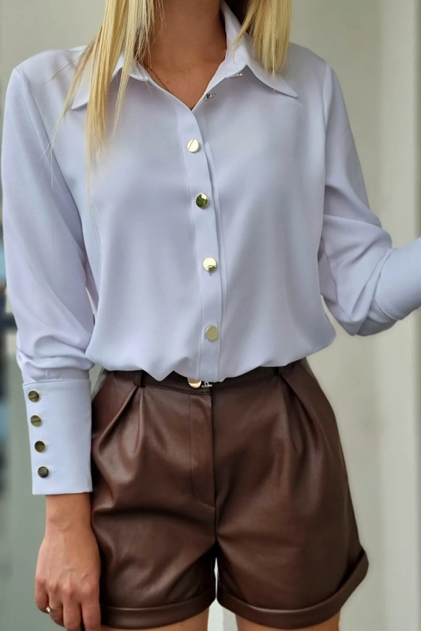 Camicia elegante bianca con polsini alti e bottoni dorati