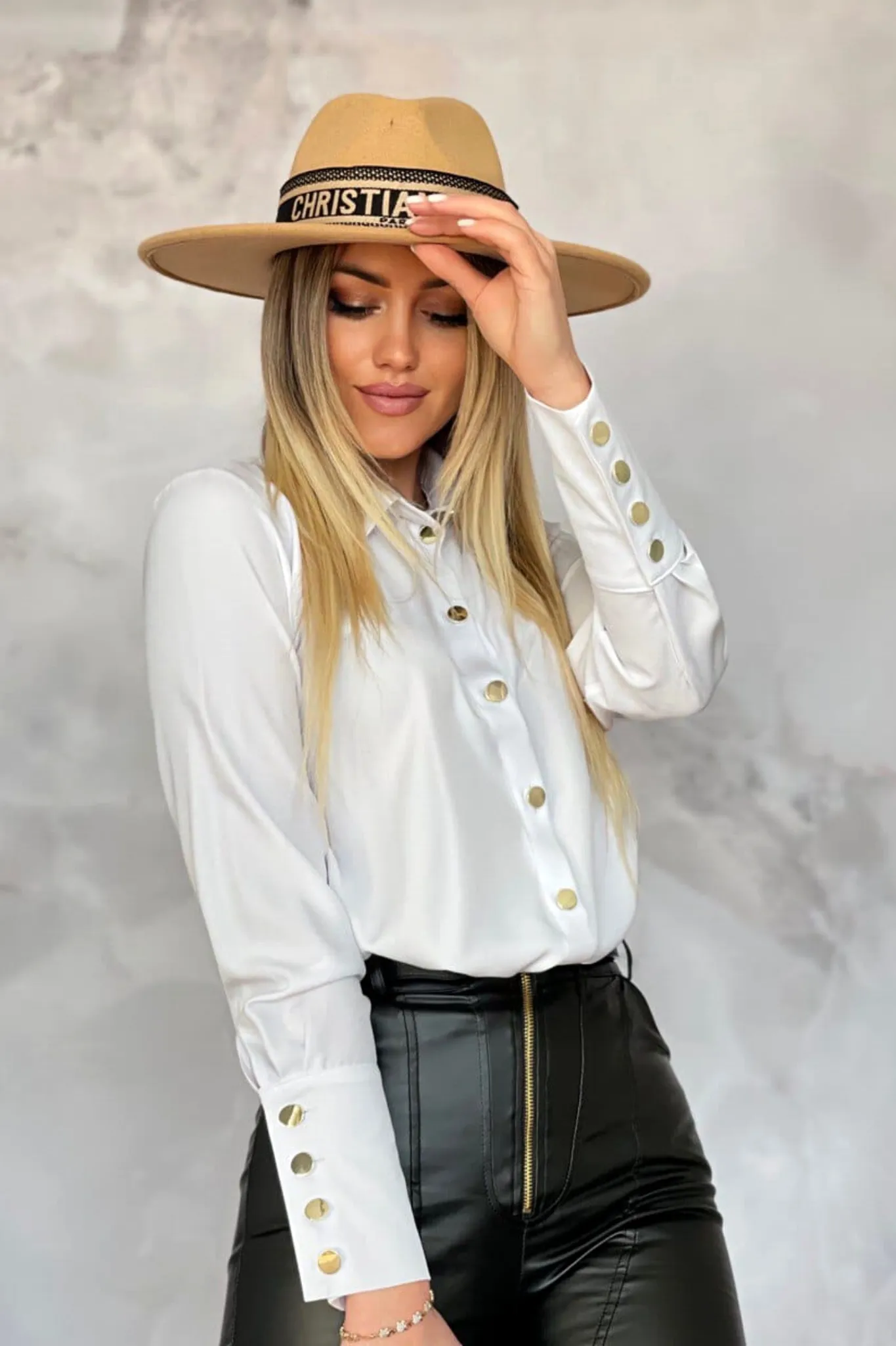 Camicia elegante bianca con polsini alti e bottoni dorati