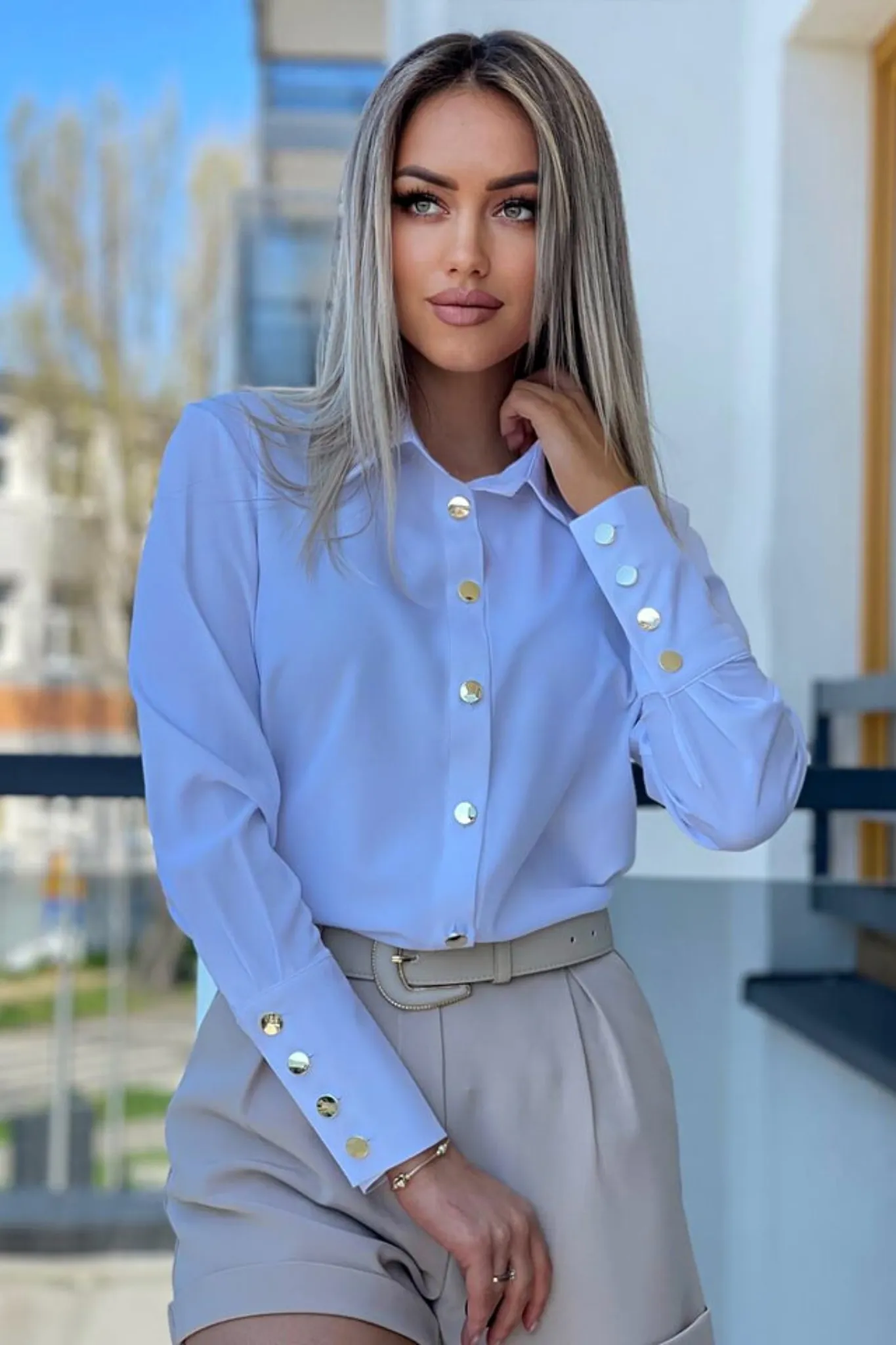 Camicia elegante bianca con polsini alti e bottoni dorati