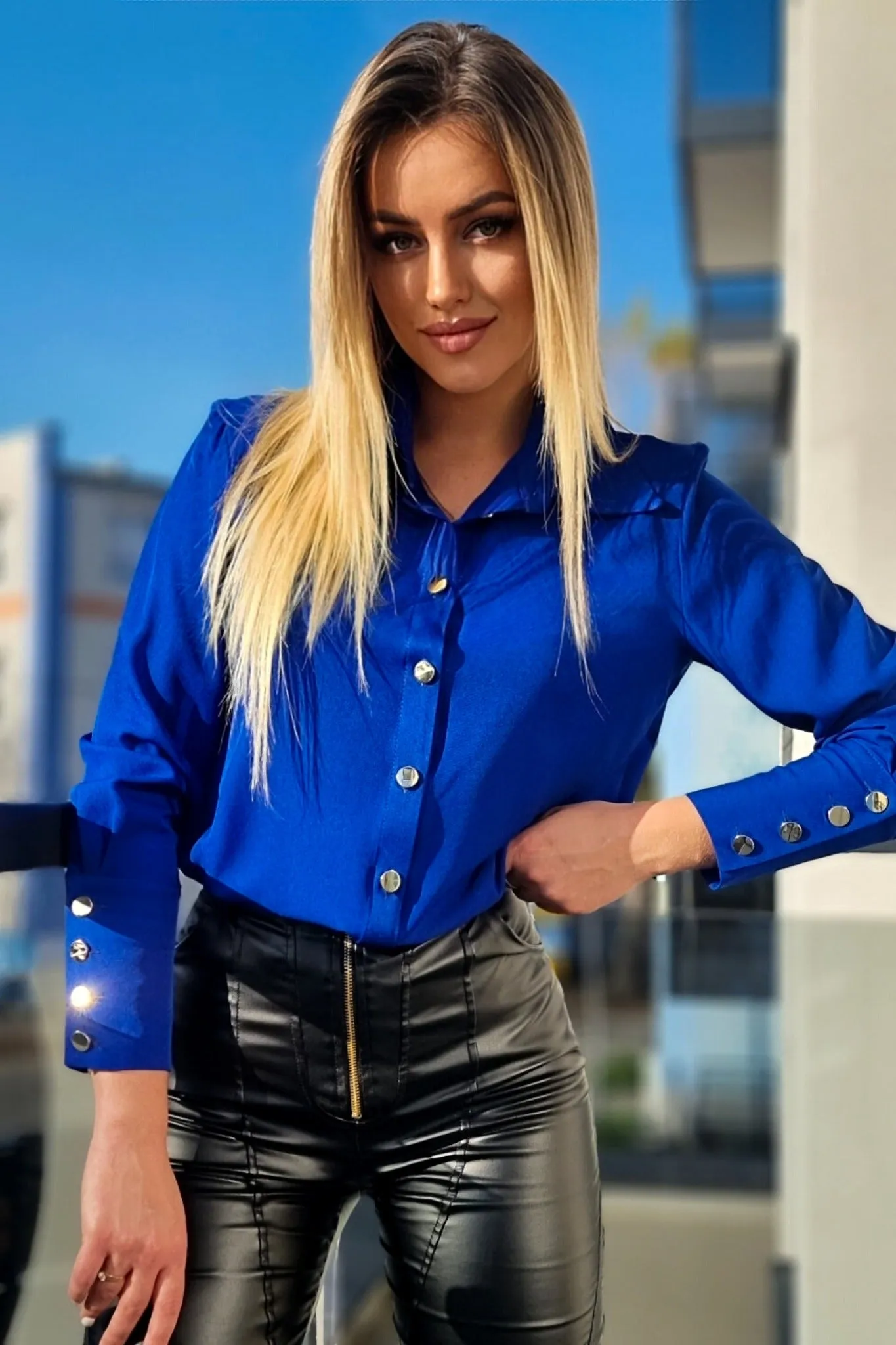 Camicia elegante blu elettrico con polsini alti e bottoni dorati