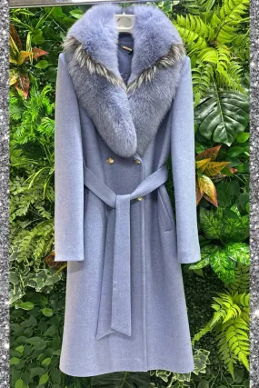 Cappotto invernale celeste foderato trapuntato di cashmere con collo in pelo naturale