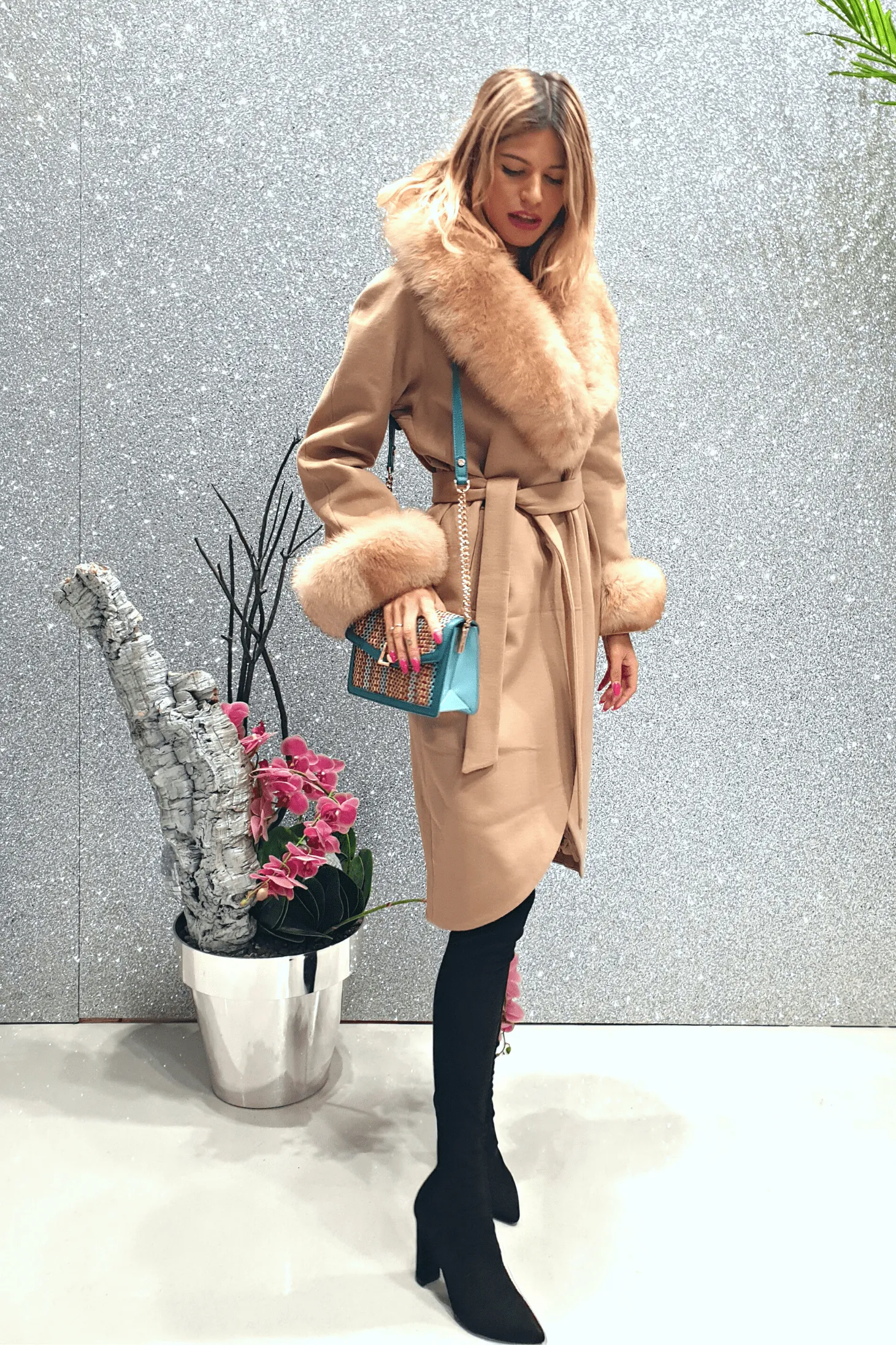 Cappotto invernale foderato beige di cashmere con collo e polsi in pelo naturale