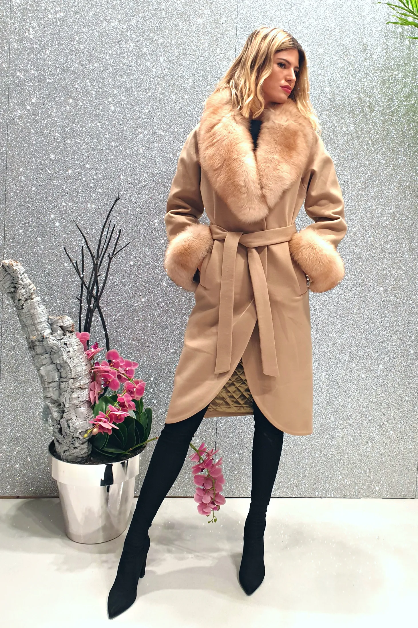 Cappotto invernale foderato beige di cashmere con collo e polsi in pelo naturale