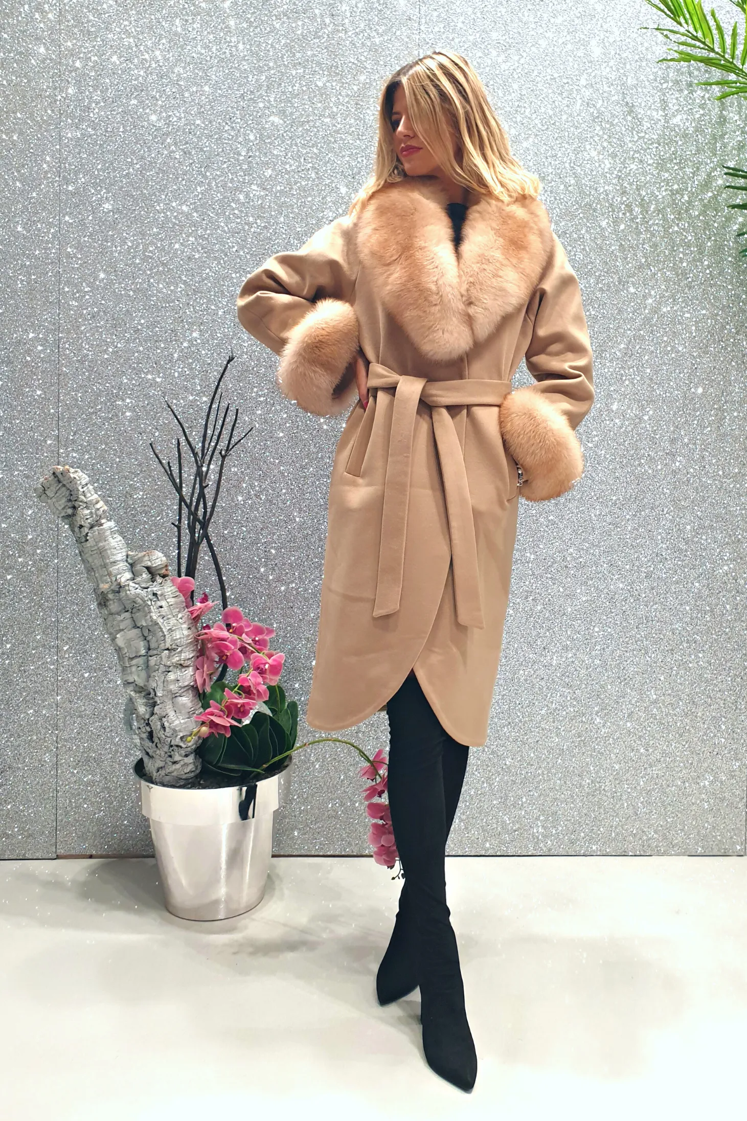 Cappotto invernale foderato beige di cashmere con collo e polsi in pelo naturale