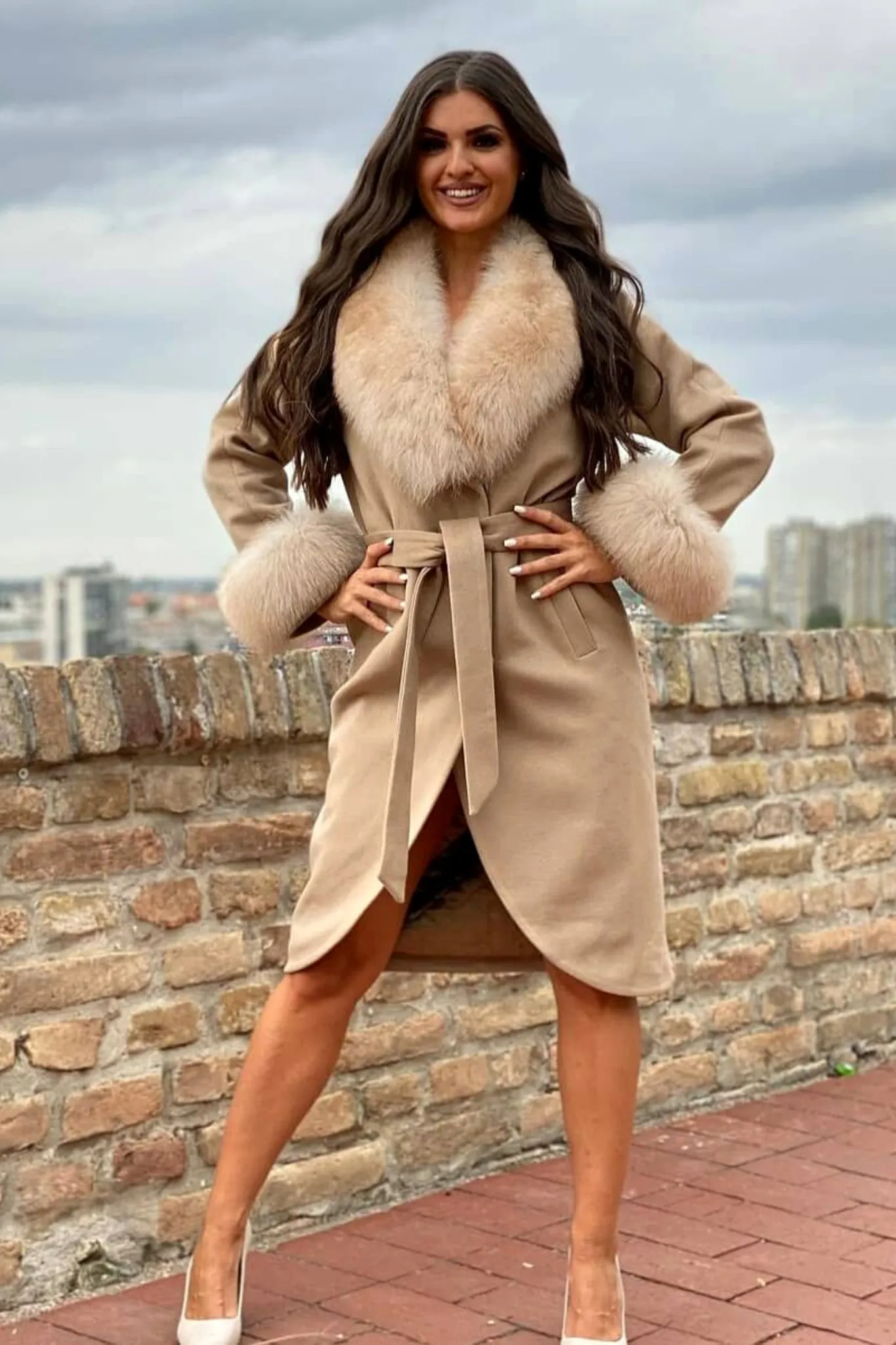 Cappotto invernale foderato beige di cashmere con collo e polsi in pelo naturale