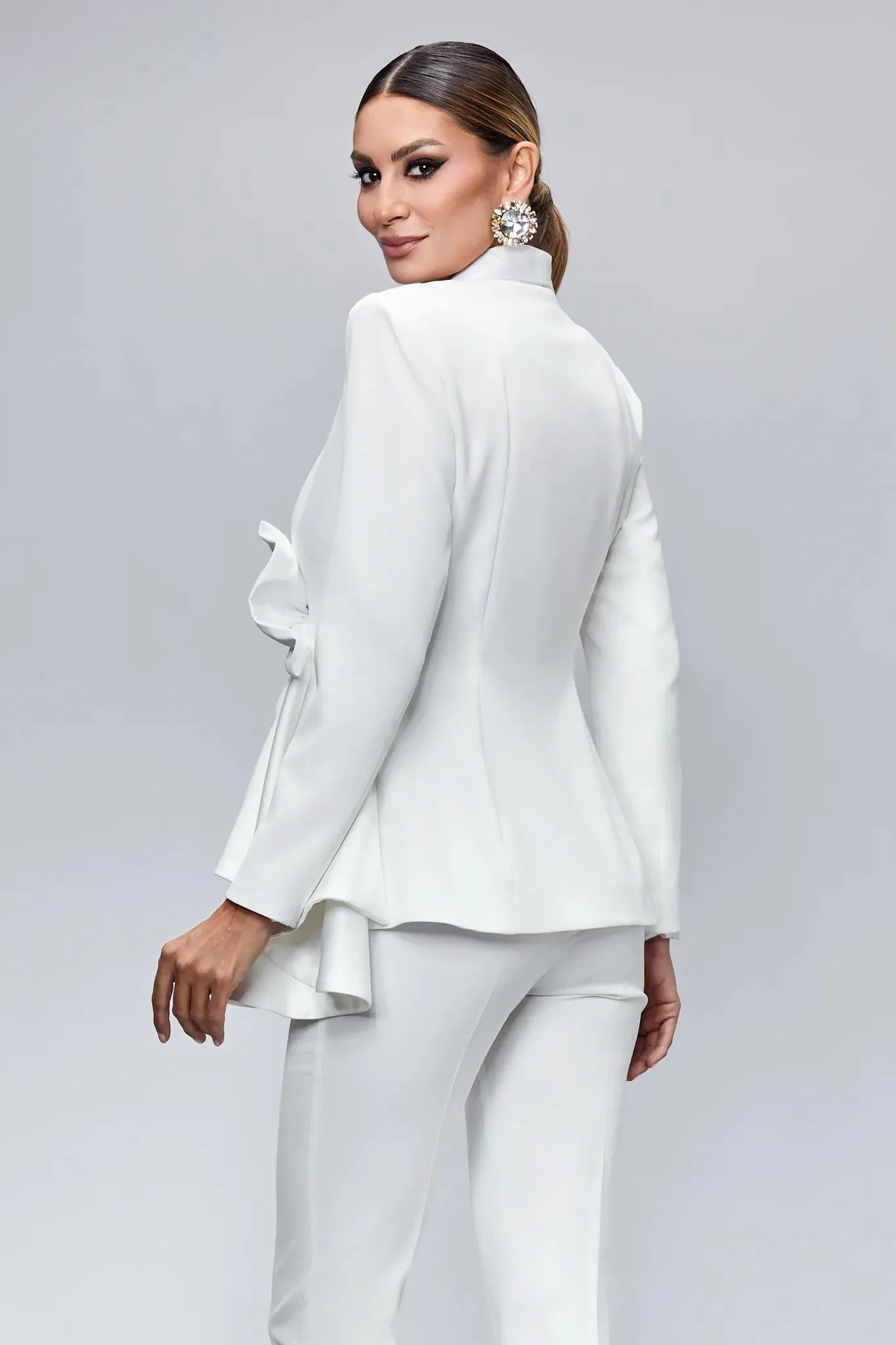 Completo tailleur bianco con decorazione argento BBy volant fiocco e cut-out in vita