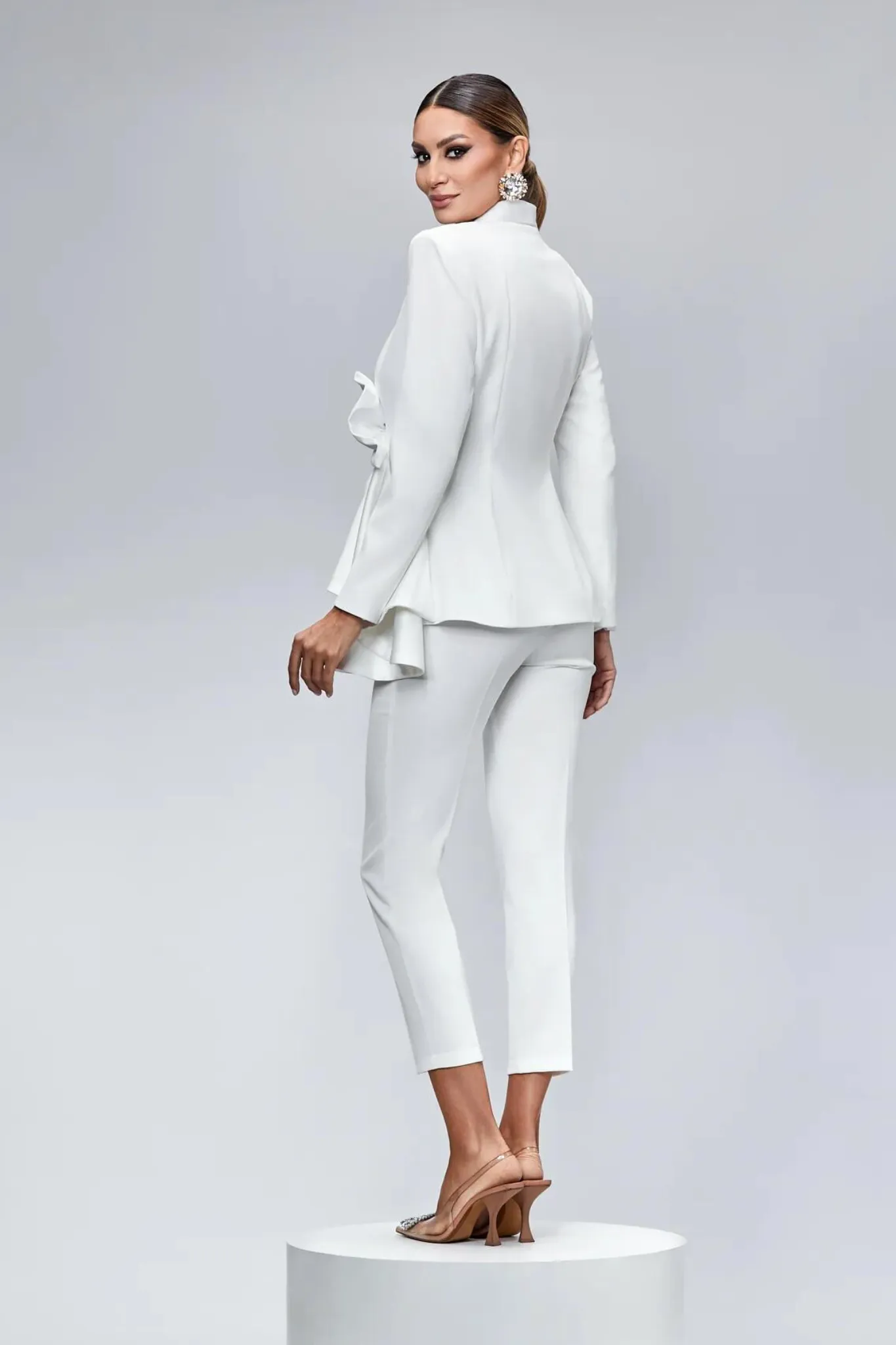 Completo tailleur bianco con decorazione argento BBy volant fiocco e cut-out in vita