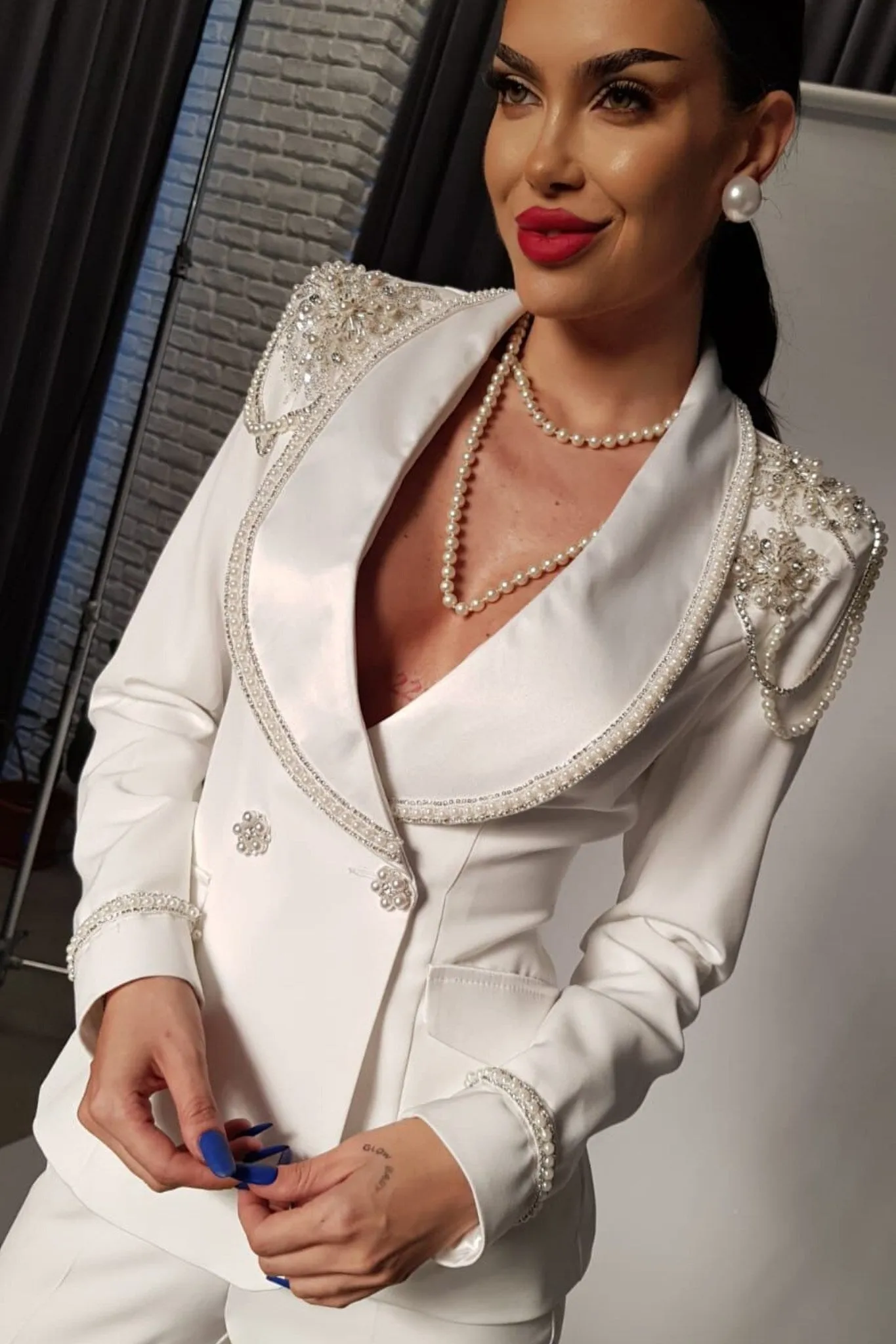 Completo tailleur bianco doppiopetto Bby accessoriato con bottoni gioiello catenelle e decorazioni in perline e strass