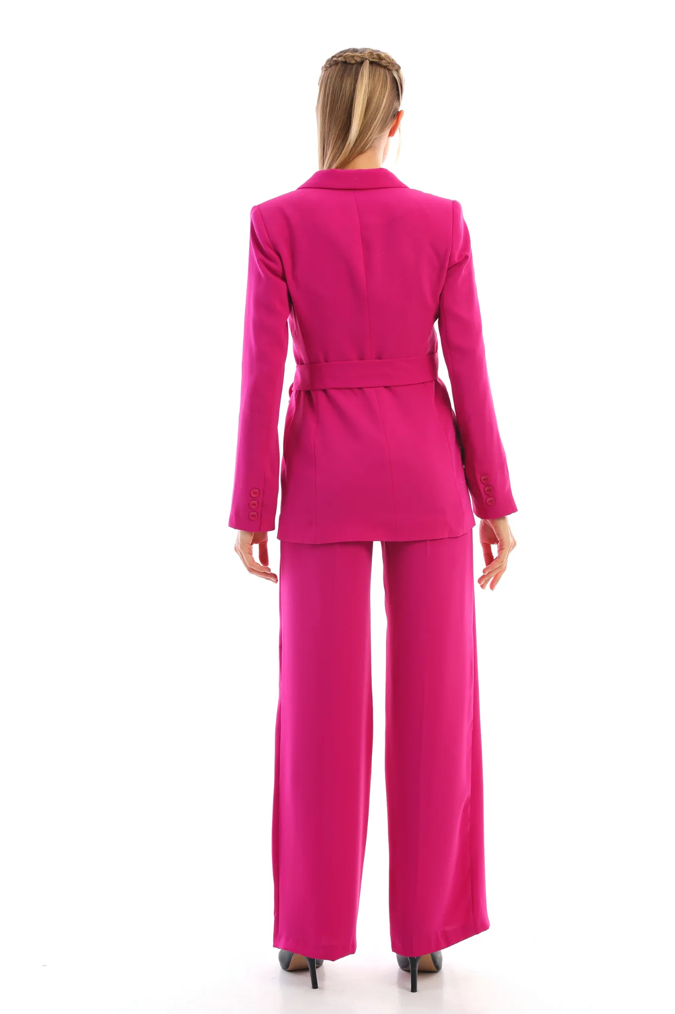 Completo tailleur fucsia magenta giacca doppiopetto con cintura allacciabile e pantaloni larghi