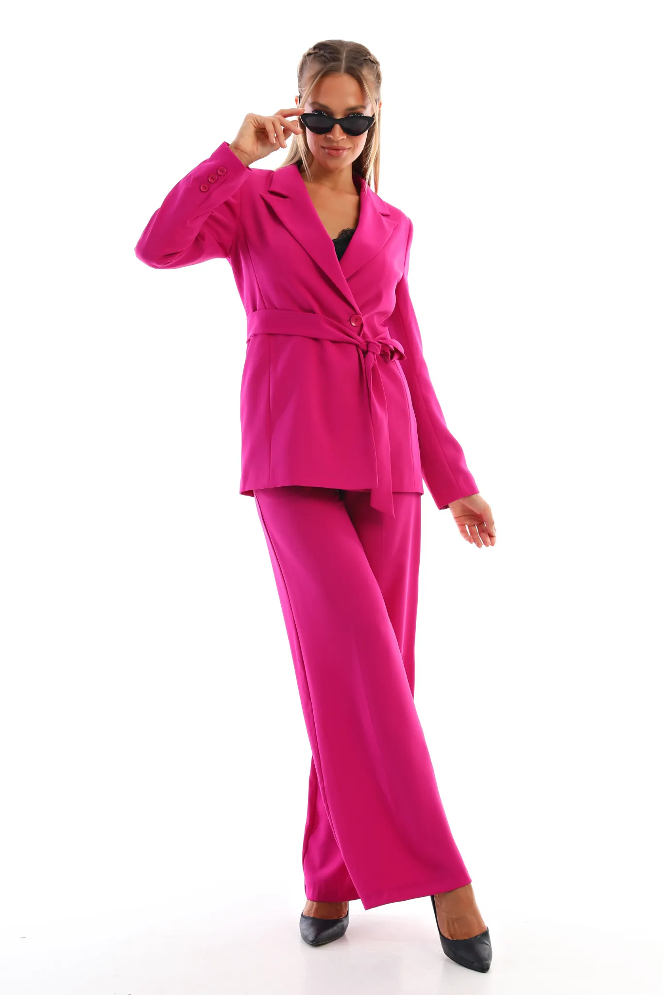 Completo tailleur fucsia magenta giacca doppiopetto con cintura allacciabile e pantaloni larghi