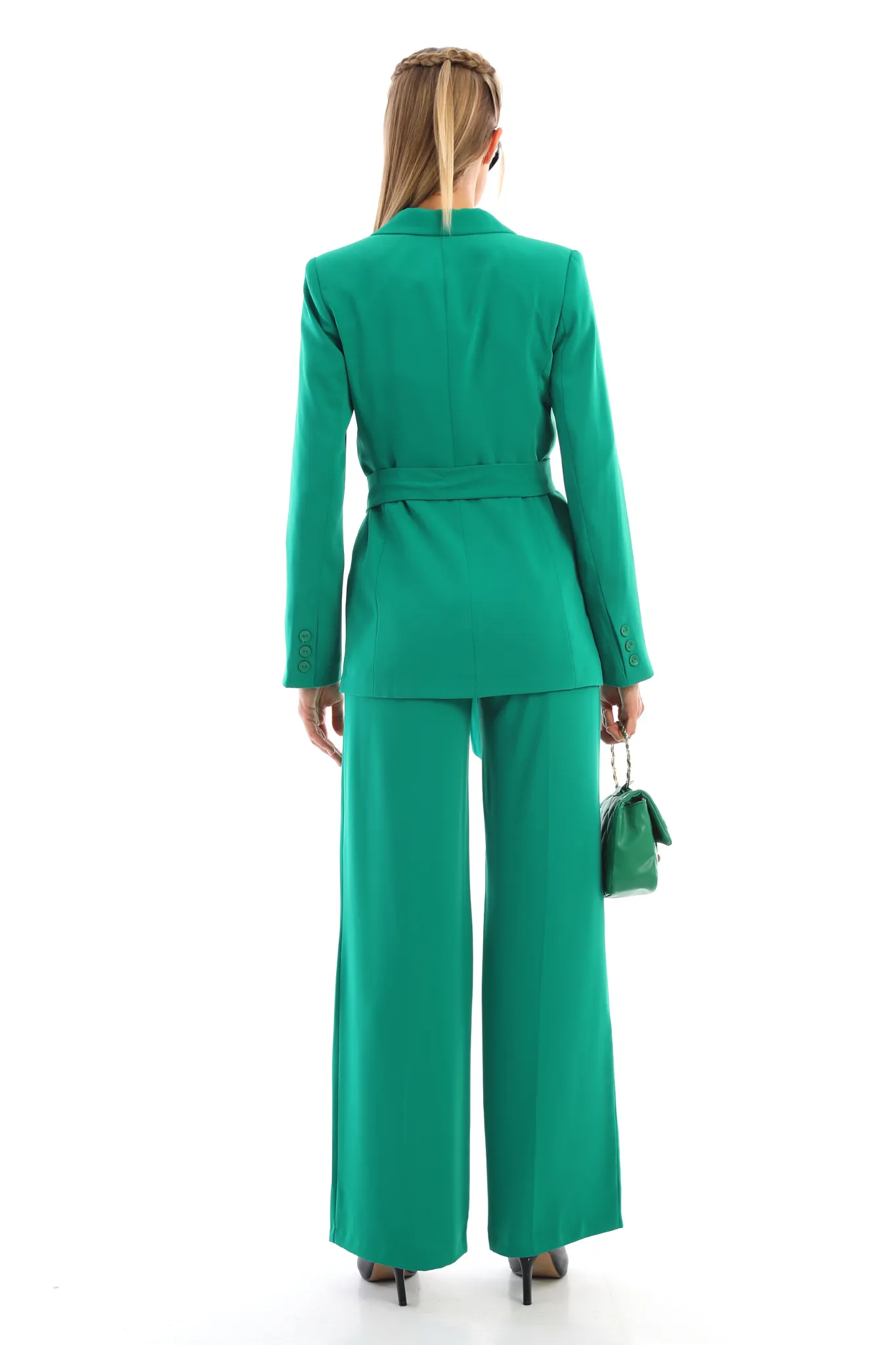 Completo tailleur verde giacca doppiopetto con cintura allacciabile e pantaloni larghi