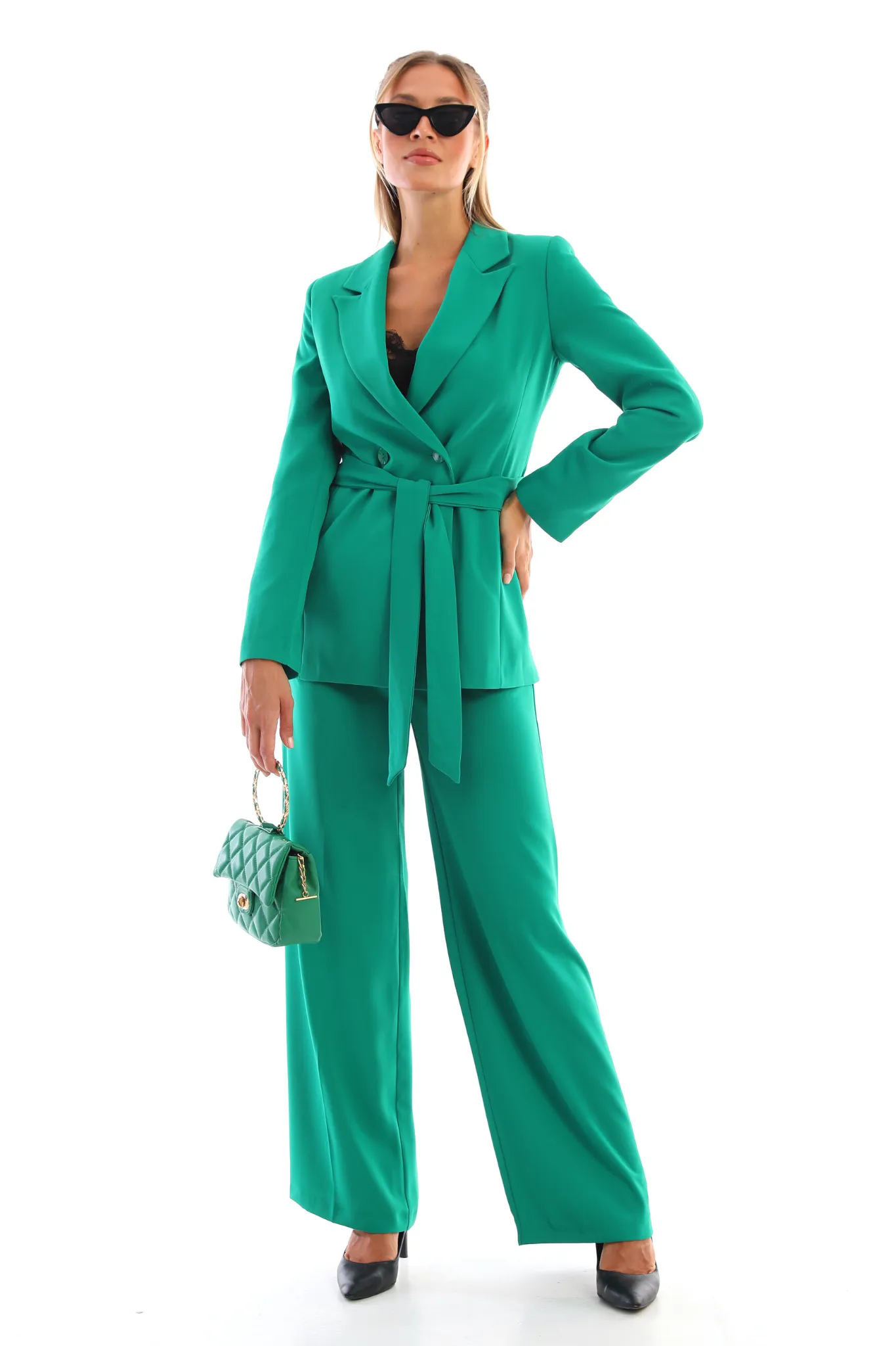 Completo tailleur verde giacca doppiopetto con cintura allacciabile e pantaloni larghi