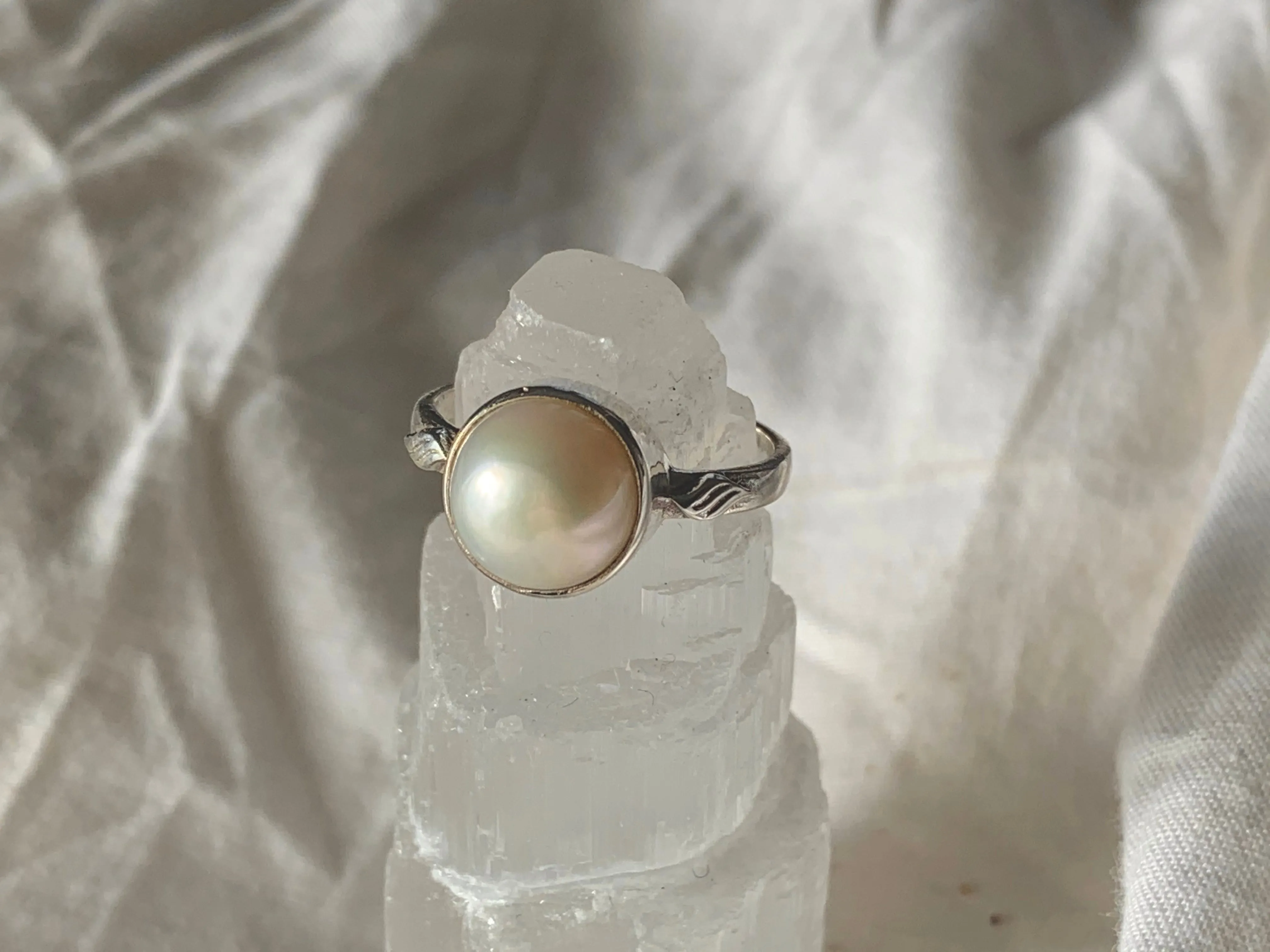 Pearl Engla Ring - Round (US 6.5 & 7)